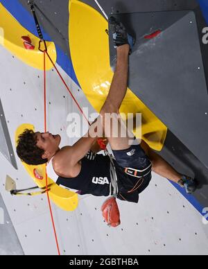 Tokyo, Giappone. 05 agosto 2021. Arrampicata: Olimpiadi, combinata, piombo, uomini, finale al Parco Sportivo Urbano Aomi. Nathaniel Coleman dagli Stati Uniti sul muro. Credit: Marijan Murat/dpa/Alamy Live News Foto Stock