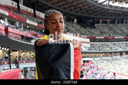 Il belga Nafissatou Nafi Thiam festeggia con la bandiera nazionale dopo aver vinto la gara di 800m, settimo e ultimo evento nel secondo giorno della h femminile Foto Stock