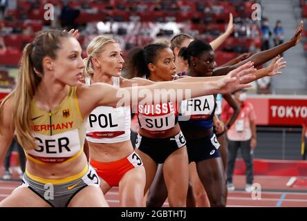 (210805) -- TOKYO, 5 agosto 2021 (Xinhua) -- gli atleti gareggiano durante il 4x400 m di calore di relè delle donne ai Giochi Olimpici di Tokyo 2020, Giappone, 5 agosto 2021. (Xinhua/Wang Lili) Foto Stock