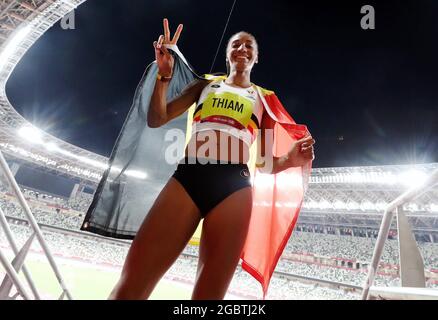 Il belga Nafissatou Nafi Thiam festeggia con la bandiera nazionale dopo aver vinto la gara di 800m, settimo e ultimo evento nel secondo giorno della h femminile Foto Stock