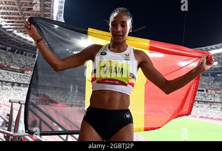 Il belga Nafissatou Nafi Thiam festeggia con la bandiera nazionale dopo aver vinto la gara di 800m, settimo e ultimo evento nel secondo giorno della h femminile Foto Stock