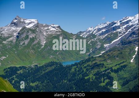 Engstlenalp e Engstlensee visti da lontano nelle Alpi bernesi Foto Stock