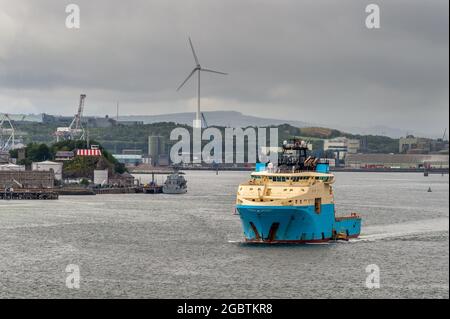 Cobh, Contea di Cork, Irlanda. 5 agosto 2021. MET Éireann ha emesso un avvertimento giallo per pioggia intensa e temporali che porterà a inondazioni localizzate e condizioni di guida pericolose. L'avviso è in vigore fino alle 22.00 di stasera. Il Cork Pilot è a bordo di una nave di fornitura offshore "Maersk Mariner" per pilotarla fuori dal porto, con LÉ William Butler Yeats ormeggiato alla base navale di Haulbowline. Credit: AG News/Alamy Live News Foto Stock