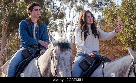 È TUTTO QUELLO che 2021 Netflix film con Addison Rae a destra e Tanner Buchanan Foto Stock