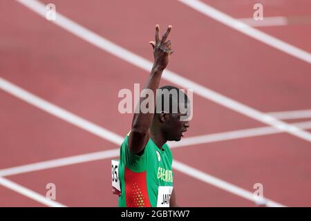 (210805) -- TOKYO, 5 agosto 2021 (Xinhua) -- Kirani James di Grenada festeggia dopo la 400m finale maschile ai Giochi Olimpici di Tokyo 2020, a Tokyo, Giappone, 5 agosto 2021. (Xinhua/li Gang) Foto Stock