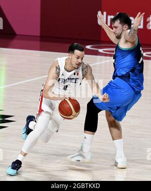 Tokyo, Giappone. 05 agosto 2021. Thomas Heurtel (4), francese, passa dopo la Slovenia Luka Doncic durante la semifinale maschile di basket alle Olimpiadi di Tokyo 2020, giovedì 5 agosto 2021, a Tokyo, Giappone. La Francia si è recata in Slovenia nel 90-89 e si giocherà negli Stati Uniti nella medaglia d'oro. Foto di Mike Theiler/UPI Credit: UPI/Alamy Live News Foto Stock