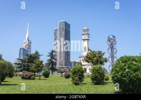 Batumi, Georgia - 2 luglio 2021: Porta Batumi, l'Alfabeto Georgiano, Chacha e le Torri dell'Università tecnologica alla riva Miracle Park, Batumi, Georgia Foto Stock