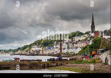 Cobh, Contea di Cork, Irlanda. 5 agosto 2021. MET Éireann ha emesso un avvertimento giallo per pioggia intensa e temporali che porterà a inondazioni localizzate e condizioni di guida pericolose. L'avviso è in vigore fino alle 22.00 di stasera. La città di Cobh è stata colpita dalle docce tutto il giorno di oggi. Credit: AG News/Alamy Live News Foto Stock