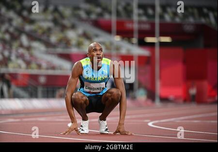 (210805) -- TOKYO, 5 agosto 2021 (Xinhua) -- Steven Gardiner di Bahamas reagisce durante la finale maschile di 400m ai Giochi Olimpici di Tokyo 2020, a Tokyo, Giappone, 5 agosto 2021. (Xinhua/Jia Yuchen) Foto Stock