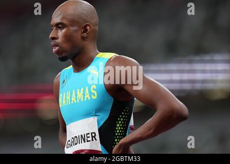 (210805) -- TOKYO, 5 agosto 2021 (Xinhua) -- Steven Gardiner di Bahamas reagisce prima della finale maschile di 400m ai Giochi Olimpici di Tokyo 2020, a Tokyo, Giappone, 5 agosto 2021. (Xinhua/li Yibo) Foto Stock