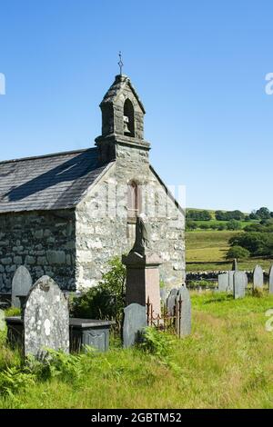 Piccola cappella storica, Snowdonia, Galles. Situato vicino al fiume Dwyfor, l'affascinante, vecchia chiesa di San Micheal. Aspetto verticale con spazio per la copia. Foto Stock