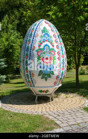 Uovo di Pasqua gigante nel giardino vicino al Palazzo di Kamień Śląski, Gmina Gogolin, all'interno della contea di Krapkowice, Opole Voivodato, nel sud-ovest della Polonia. Foto Stock