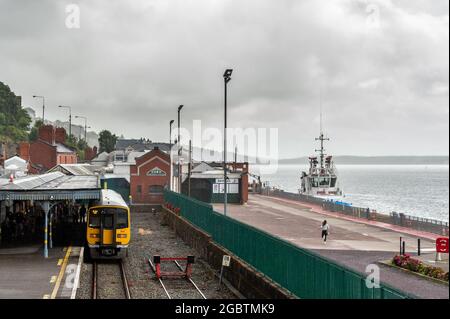 Cobh, Contea di Cork, Irlanda. 5 agosto 2021. MET Éireann ha emesso un avvertimento giallo per pioggia intensa e temporali che porterà a inondazioni localizzate e condizioni di guida pericolose. L'avviso è in vigore fino alle 22.00 di stasera. Cobh è stato raffigurato oggi sotto un cielo grigio, con frequenti docce pesanti. Credit: AG News/Alamy Live News Foto Stock