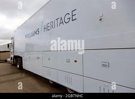 La Williams Heritage Team Transporter ha parcheggiato accanto al garage Pit 27, nel Paddock Internazionale, domenica, al Silverstone Classic 2021 Foto Stock