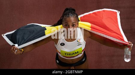 Il belga Nafissatou Nafi Thiam festeggia con la bandiera nazionale dopo aver vinto il secondo giorno dell'evento heptahlon femminile il giorno 14 del 'Tokyo Foto Stock