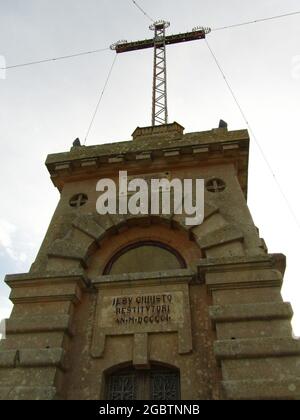 SIGGIEWI, MALTA - 12 aprile 2012: La Croce di Laferla sulla cima di un piedistallo di pietra calcarea eretto come simbolo religioso cattolico romano a Siggiewi, Malta Foto Stock