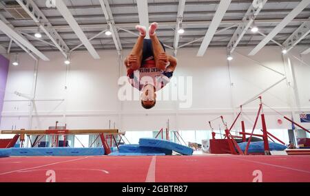 Ginnastica olimpica con medaglia d'oro Max Whitlock al South Essex Ginnastica Club di Basildon dove si allena. Data immagine: Giovedì 5 agosto 2021. Foto Stock