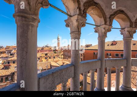 Campanile di San Marco dalla scalinata di Contarini del Bovolo. Venezia, Veneto, Italia. Foto Stock