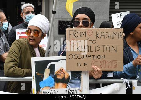 Indian High commission Londra, Regno Unito. 5 agosto 2021. Il Kashmiris protesta contro il terzo anno di pesanti blocchi e oppressioni militarizzati dall'esercito indiano. Il massacro più alto della storia moderna 80,000 kashmiris uccisi. Credit: Picture Capital/Alamy Live News Foto Stock