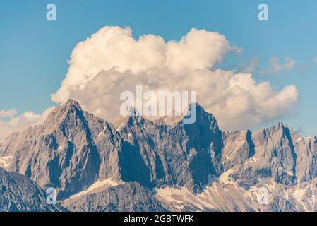 Vista di Hoher Dachstein e massiccio Dachstein. Montagne cime coperte di nuvole. Alta Austria-Stiria, Austria Foto Stock