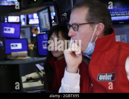I commercianti lavorano sul pavimento della NYSE il giorno che il produttore di griglia Weber Inc. Comincia a commerciare alla borsa di New York su Wall Street a New York City giovedì 5 agosto 2021. Foto di John Angelillo/UPI Foto Stock