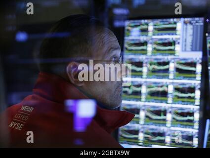 I commercianti lavorano sul pavimento della NYSE il giorno che il produttore di griglia Weber Inc. Comincia a commerciare alla borsa di New York su Wall Street a New York City giovedì 5 agosto 2021. Foto di John Angelillo/UPI Foto Stock