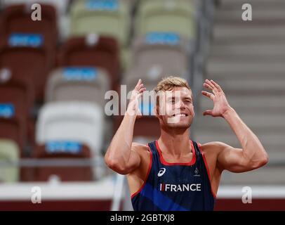 (210805) -- TOKYO, 5 agosto 2021 (Xinhua) -- Kevin Mayer della Francia reagisce durante il lancio del Decathlon Javelin degli uomini ai Giochi Olimpici di Tokyo 2020 a Tokyo, Giappone, 5 agosto 2021. (Xinhua/Wang Lili) Foto Stock