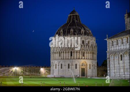 Battistero di San Giovanni in Piazza dei Miracoli a Pisa durante l'ora azzurra Foto Stock