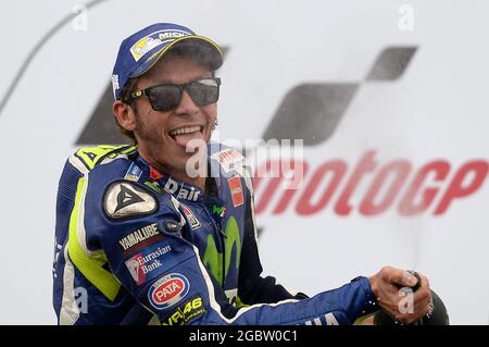 File photo datato 04-09-2016 del Yamaha Valentino Rossi festeggia il suo terzo posto finale dopo il Gran Premio di Gran Bretagna dell'Octo 2016 a Silverstone, Northamptonshire. Data di emissione: Giovedì 5 agosto 2021. Foto Stock