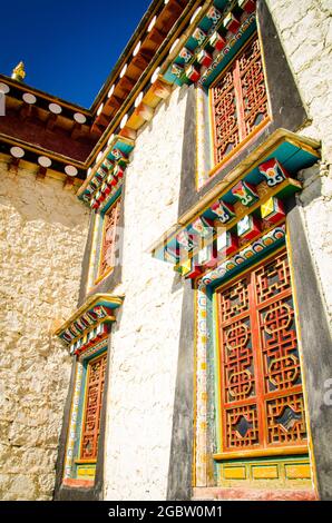 Arte tradizionale tibetana nella decorazione della casa Foto Stock