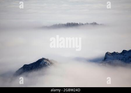 Tramonto di montagna sopra le nuvole Foto Stock