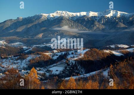 Splendido paesaggio di cime innevate sui villaggi di montagna Foto Stock