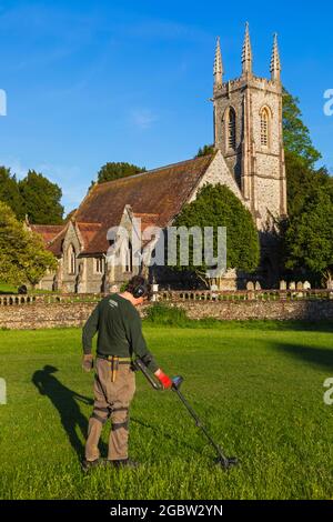 Inghilterra, Hampshire, Alton, Chawton, Metal Detector di fronte alla chiesa parrocchiale di San Nicola Foto Stock