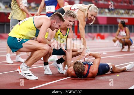 Tokyo, Giappone. 5 agosto 2021. Gli atleti reagiscono dopo il decathlon maschile 1500m ai Giochi Olimpici Tokyo 2020 a Tokyo, Giappone, 5 agosto 2021. Credit: Wang Lili/Xinhua/Alamy Live News Foto Stock