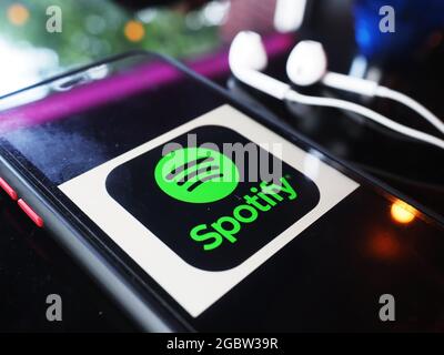 KOLKATA, INDIA - 05 agosto 2021: Immagine di un Apple iPhone 10 conservato su un tavolo di legno che mostra il logo Spotify sullo schermo Foto Stock