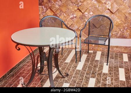 Terrazza esterna con un piccolo tavolo rotondo Foto Stock