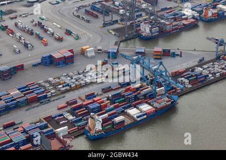 ROTTERDAM, PAESI BASSI - 13 maggio 2020: Scatto aereo di navi portacontainer e gru nel porto di Rotterdam Foto Stock