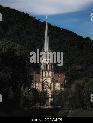 Immagine verticale della Cattedrale di San Pietro d'Alcantara a Petropolis, Brasile Foto Stock