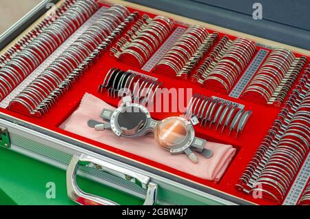 Clinica di deposito di ottiche. Set di lenti per la selezione di occhiali per il paziente Foto Stock