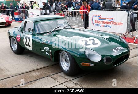 Costas Michael e Chris Wards Jaguar e-Type nell'International Paddock prima dell'inizio del Trofeo Internazionale per le vetture GT Classic Pre-66 Foto Stock