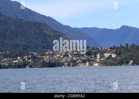 Bellagio , Como , Italia : Vista sul bellissimo lago con edifici e skyline in una giornata di sole Foto Stock