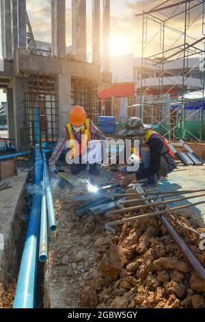 L'acciaio tagliato da lavoro con il disco circolare della macchina da taglio taglia parte del ferro fino a quando non si verificano scintille durante il taglio dell'acciaio. Foto Stock