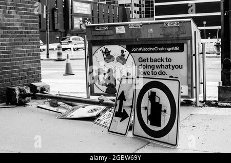 Indicazioni sul marciapiede nel centro di Winnipeg, Manitoba, Canada Foto Stock