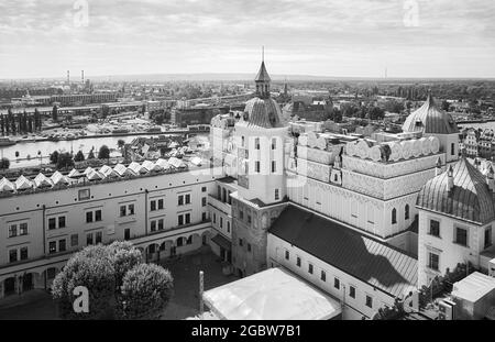 Immagine in bianco e nero del Castello dei Duchi di Pomerania e del paesaggio urbano di Szczecin, Polonia. Foto Stock