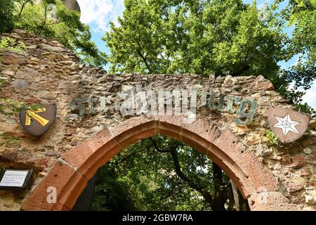 Schriesheim, Germania - 2021 agosto: Ingresso delle rovine del castello tedesco e ristorante chiamato Strahlenburg nella foresta di Odenwald Foto Stock
