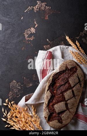 Pane fatto in casa appena sfornato su segale artigianale su pietra brawn o su fondo di cemento. Vista dall'alto. Cibo cottura sfondo. Spazio di copia. Foto Stock