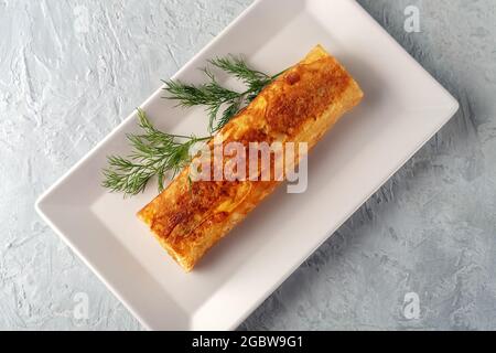Cucina giapponese. Tamagoyaki - frittata giapponese, arrotolato diversi strati di uova fritte Foto Stock