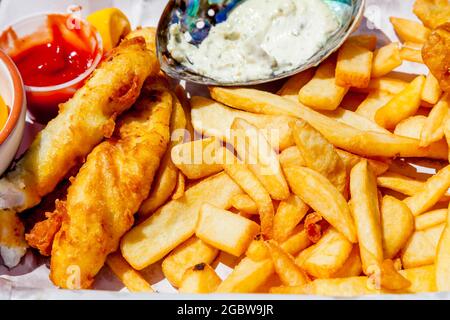 Tradizionale inglese Pesce e patatine al Takeaway. Foto Stock