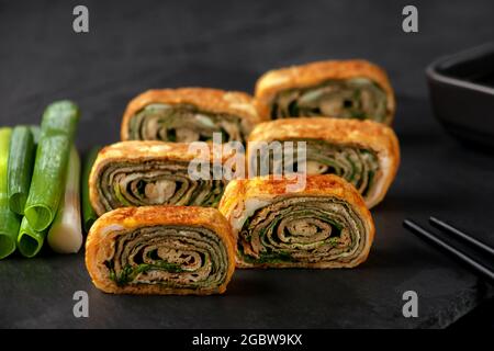 Cucina giapponese. Tamagoyaki - frittata giapponese, arrotolato diversi strati di uova fritte Foto Stock