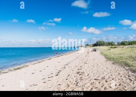 La spiaggia di la Phibie sull'isola di Oléron, in Francia sotto un bel cielo blu Foto Stock